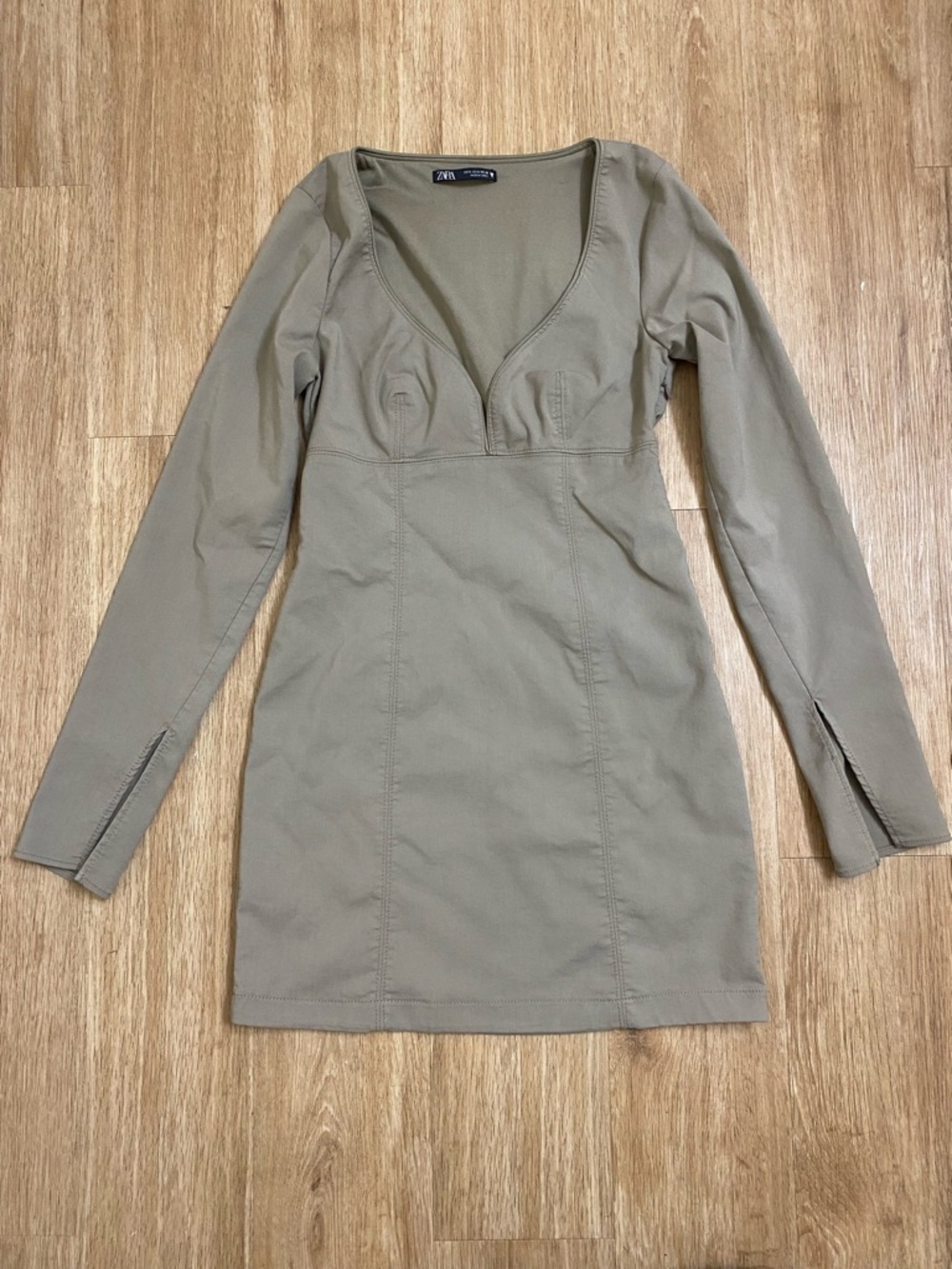 Zara Olive Green V-Neck Long-Sleeve Mini Dress with Slit Cuffs - Picture 2 of 9